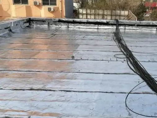曲周卫生间漏水维修公司分享下曲周屋面楼顶防水刚性防水层施工要点。